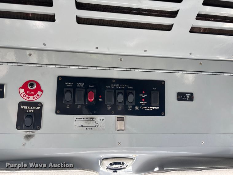 image for item FH7070 2008 Ford E-450 shuttle bus