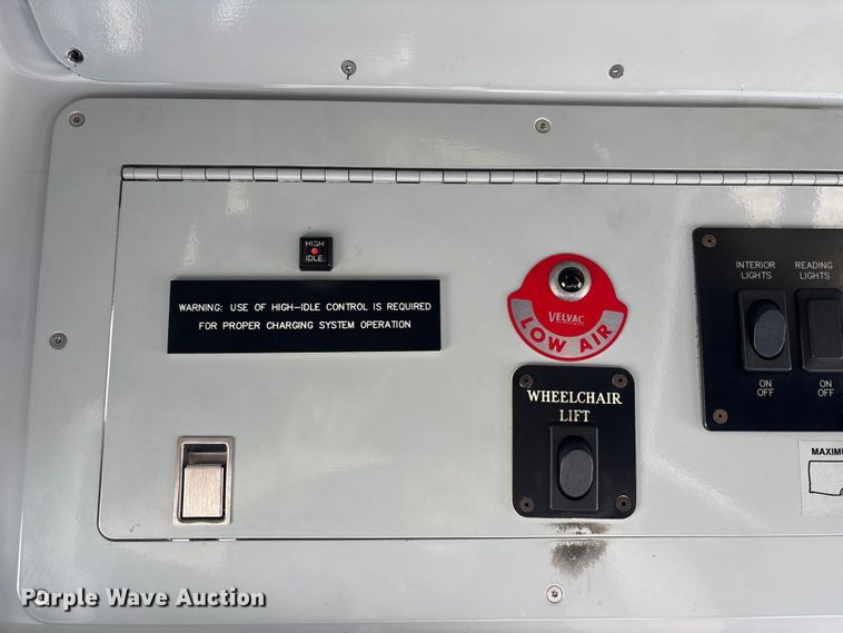image for item FH7070 2008 Ford E-450 shuttle bus