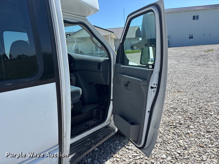 image for item FH7070 2008 Ford E-450 shuttle bus