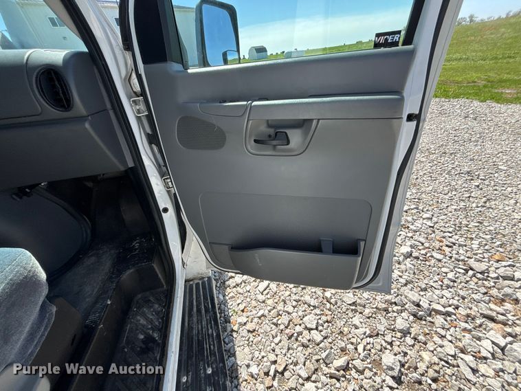 image for item FH7070 2008 Ford E-450 shuttle bus