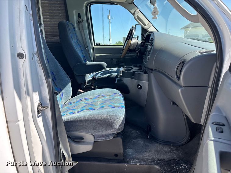 image for item FH7070 2008 Ford E-450 shuttle bus