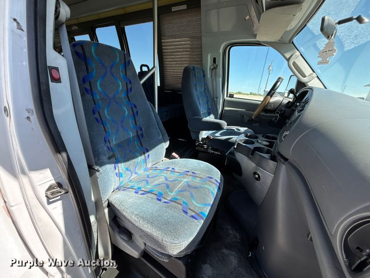 image for item FH7070 2008 Ford E-450 shuttle bus