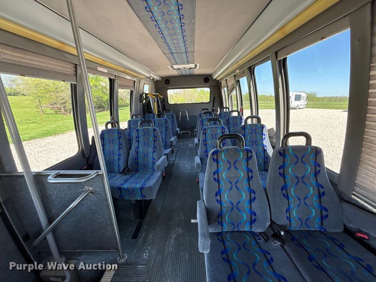 image for item FH7070 2008 Ford E-450 shuttle bus