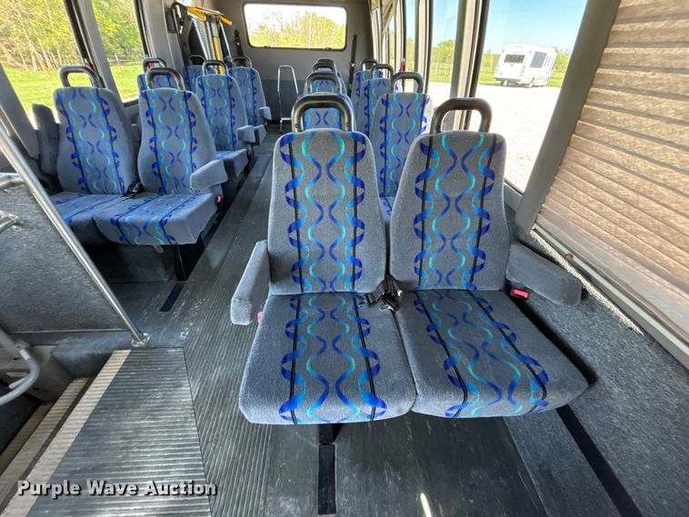 image for item FH7070 2008 Ford E-450 shuttle bus