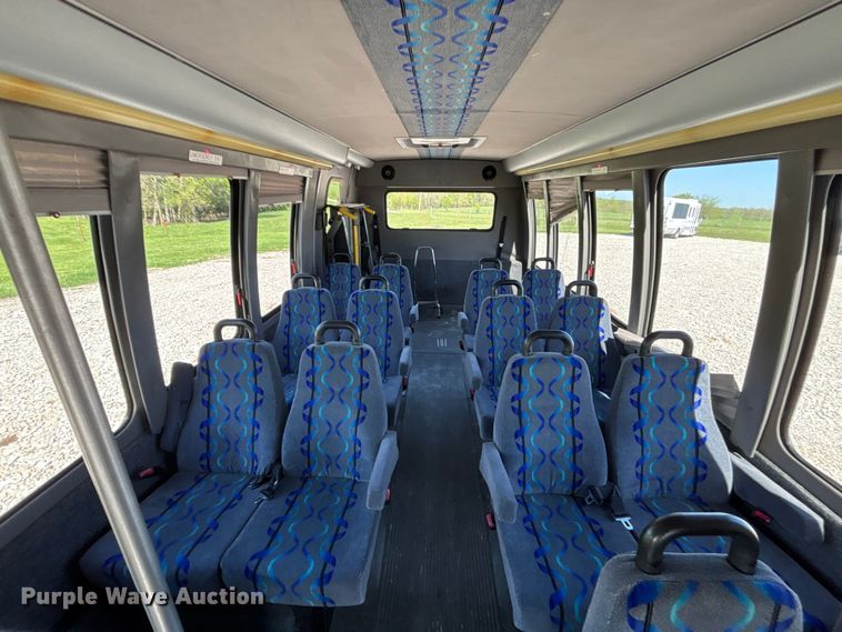 image for item FH7070 2008 Ford E-450 shuttle bus
