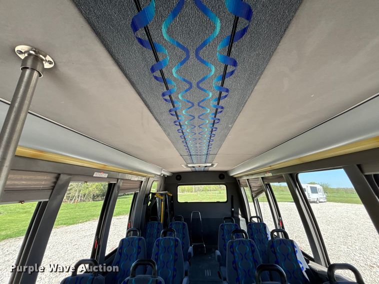 image for item FH7070 2008 Ford E-450 shuttle bus