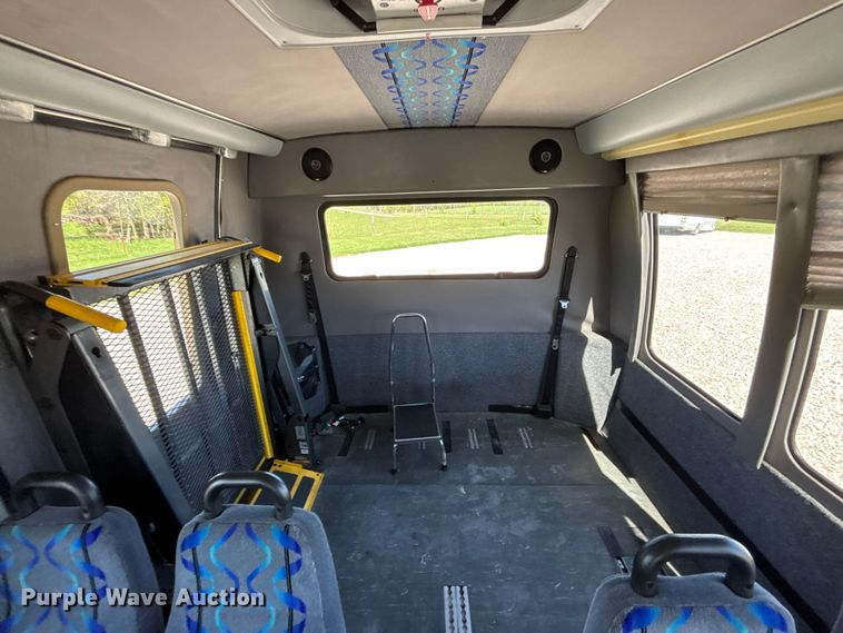 image for item FH7070 2008 Ford E-450 shuttle bus
