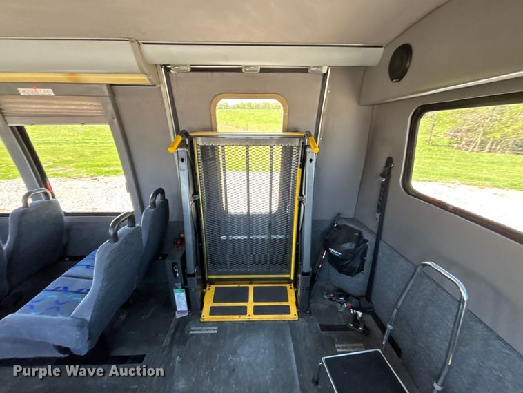 image for item FH7070 2008 Ford E-450 shuttle bus