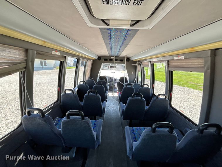 image for item FH7070 2008 Ford E-450 shuttle bus