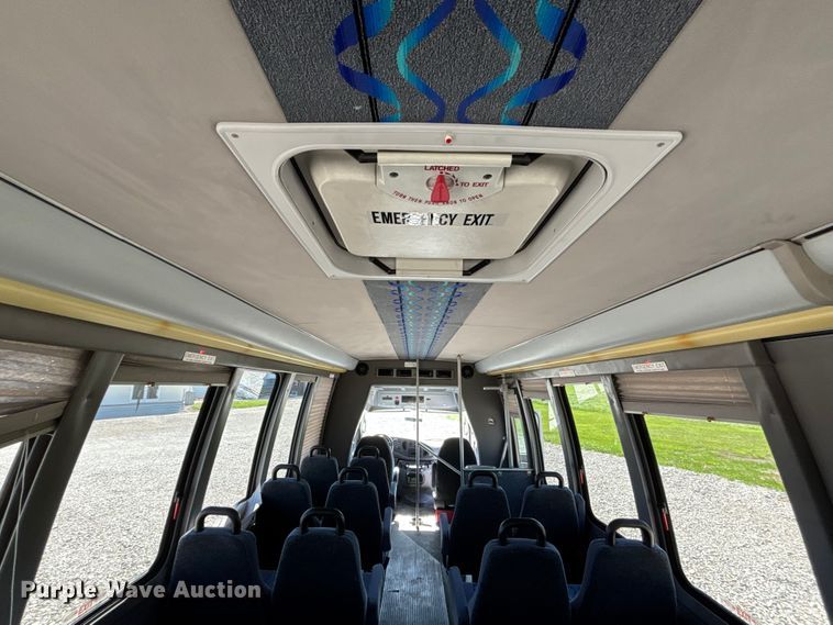 image for item FH7070 2008 Ford E-450 shuttle bus