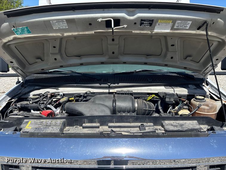 image for item FH7070 2008 Ford E-450 shuttle bus