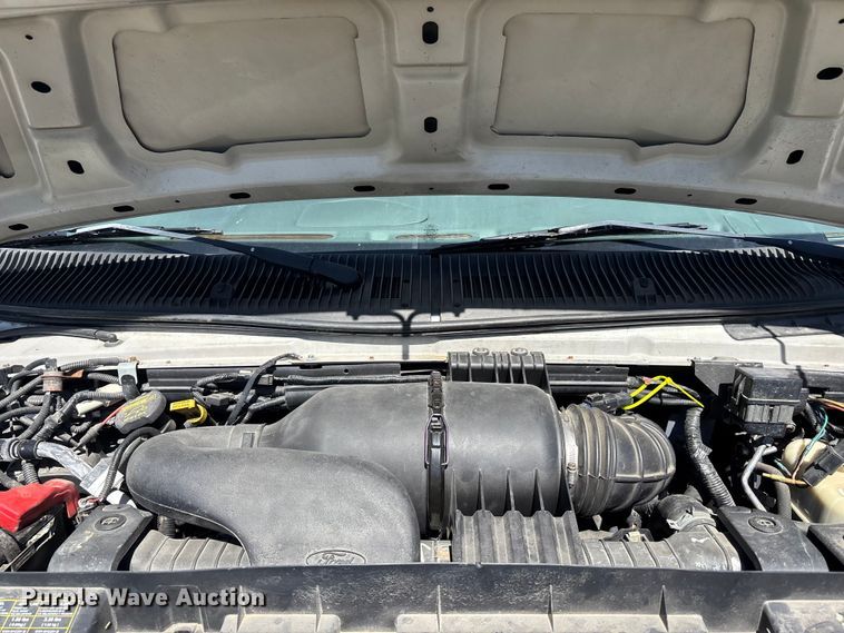 image for item FH7070 2008 Ford E-450 shuttle bus