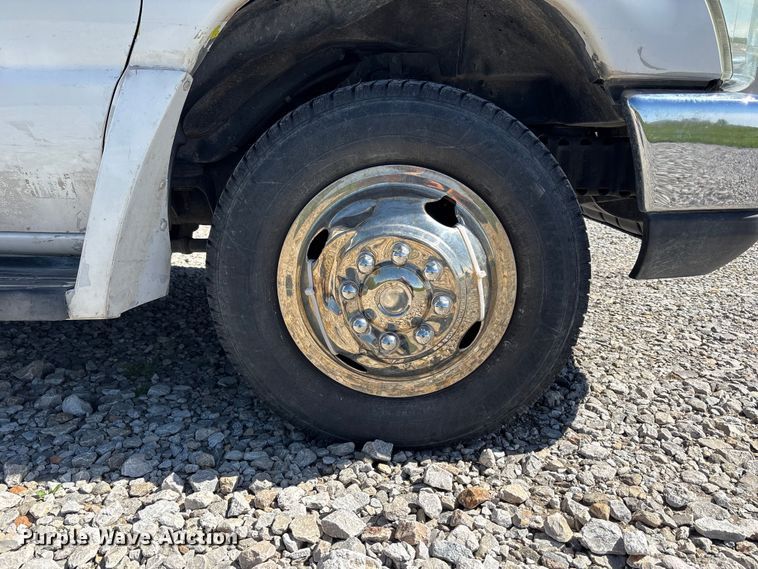 image for item FH7070 2008 Ford E-450 shuttle bus