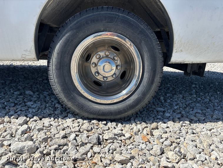 image for item FH7070 2008 Ford E-450 shuttle bus