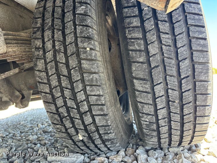 image for item FH7070 2008 Ford E-450 shuttle bus