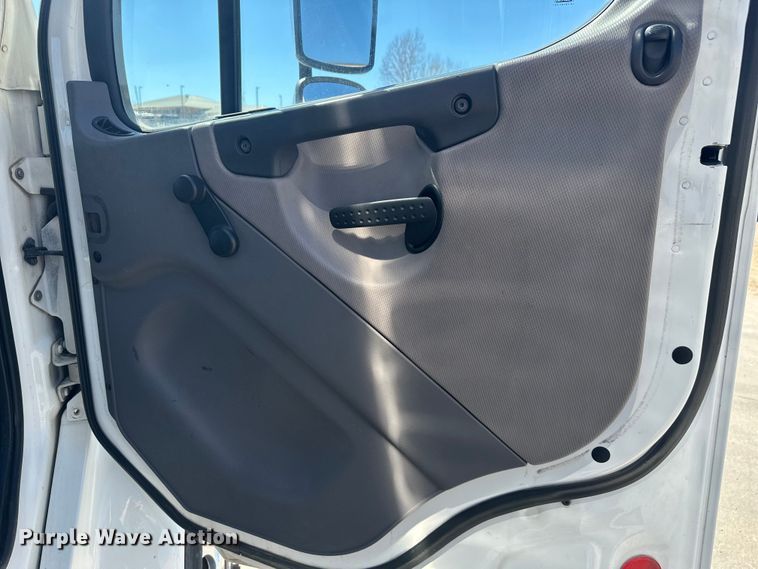 image for item FM7515 2013 Freightliner M2 refrigerated truck