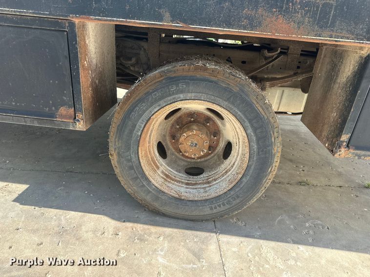 image for item FM7522 2003 Ford F450 Super Duty Crew Cab flatbed truck