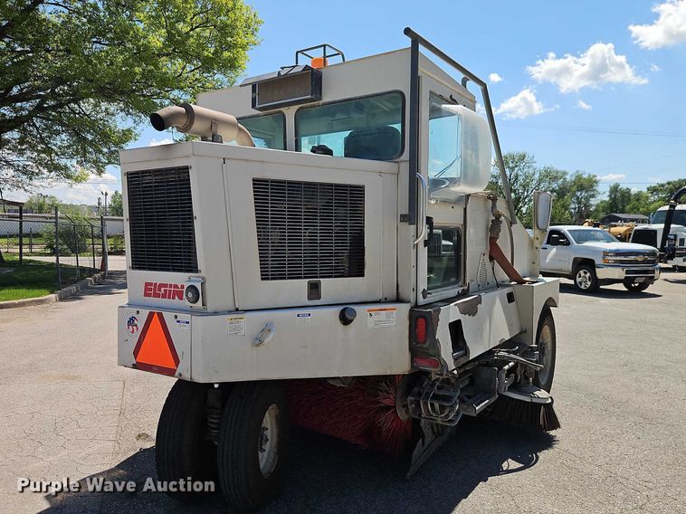 image for item FN5610 2006 Elgin Pelican street sweeper