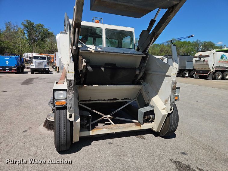 image for item FN5610 2006 Elgin Pelican street sweeper