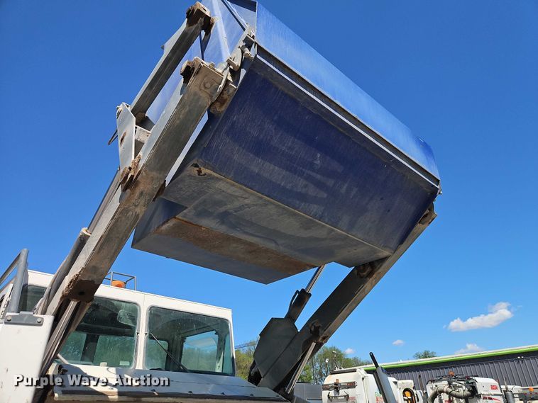 image for item FN5610 2006 Elgin Pelican street sweeper