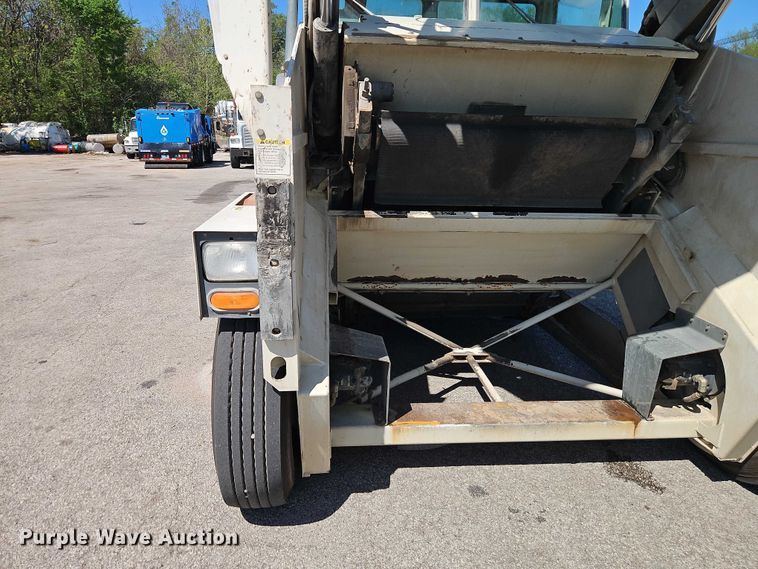 image for item FN5610 2006 Elgin Pelican street sweeper