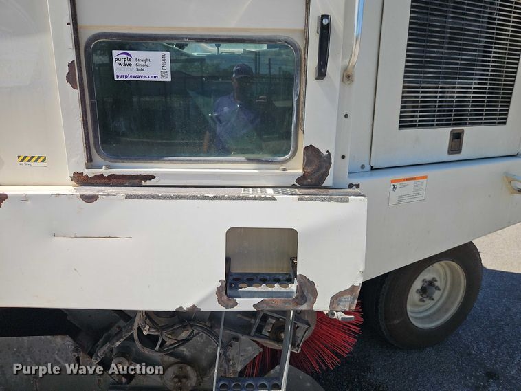 image for item FN5610 2006 Elgin Pelican street sweeper