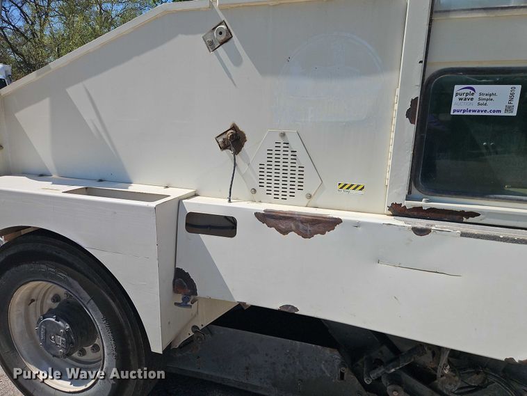 image for item FN5610 2006 Elgin Pelican street sweeper