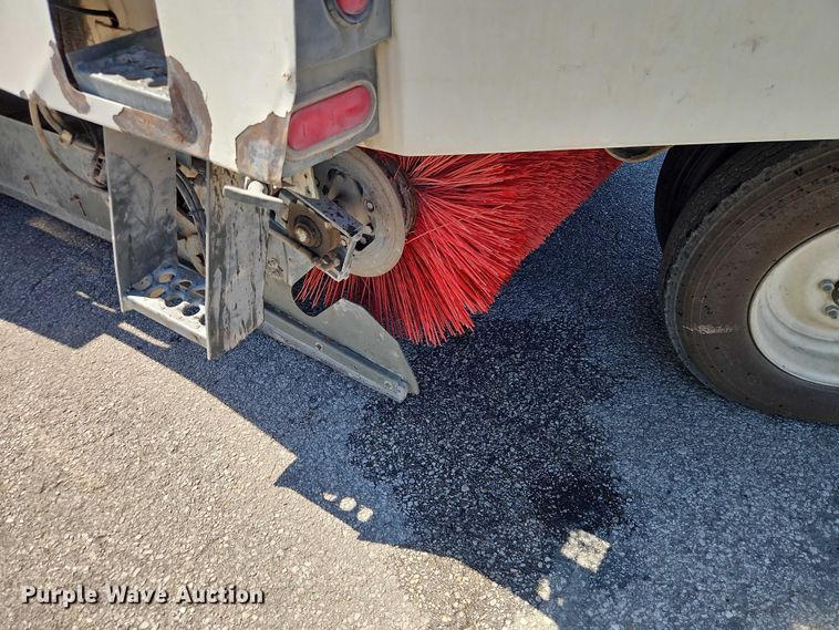image for item FN5610 2006 Elgin Pelican street sweeper