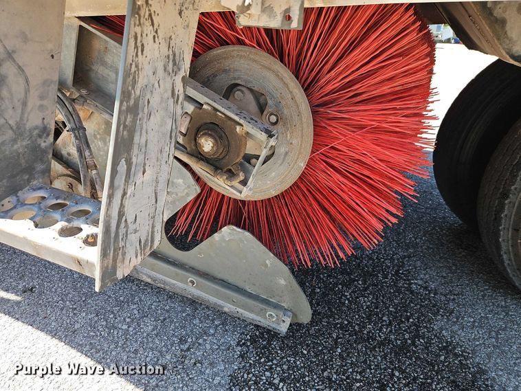 image for item FN5610 2006 Elgin Pelican street sweeper