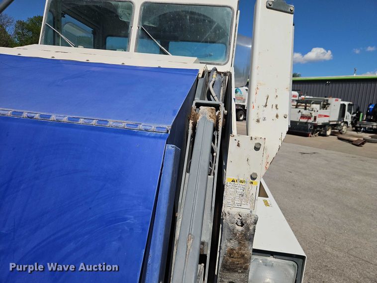 image for item FN5610 2006 Elgin Pelican street sweeper