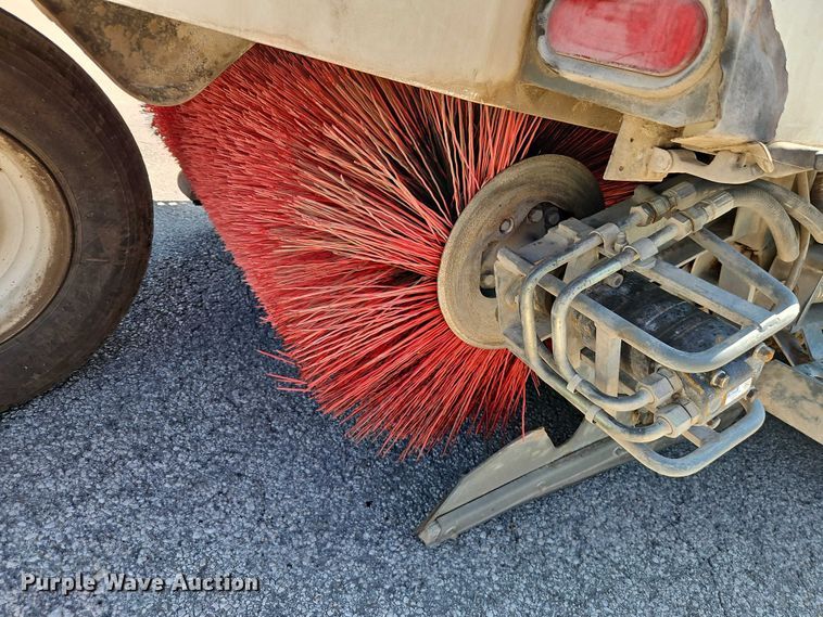 image for item FN5610 2006 Elgin Pelican street sweeper