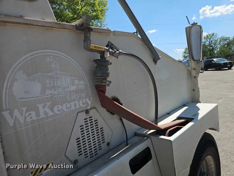 image for item FN5610 2006 Elgin Pelican street sweeper