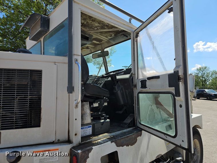 image for item FN5610 2006 Elgin Pelican street sweeper