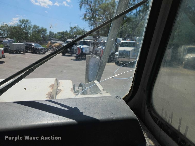 image for item FN5610 2006 Elgin Pelican street sweeper
