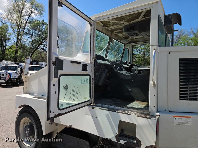 image for item FN5610 2006 Elgin Pelican street sweeper