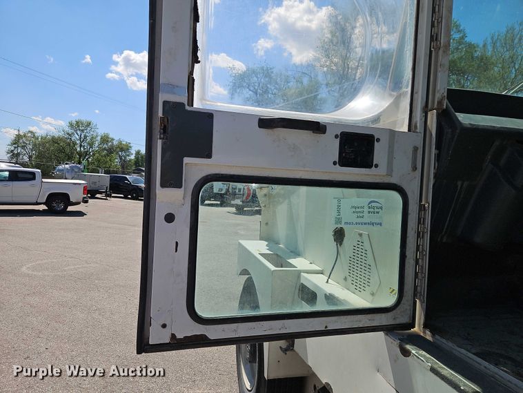 image for item FN5610 2006 Elgin Pelican street sweeper