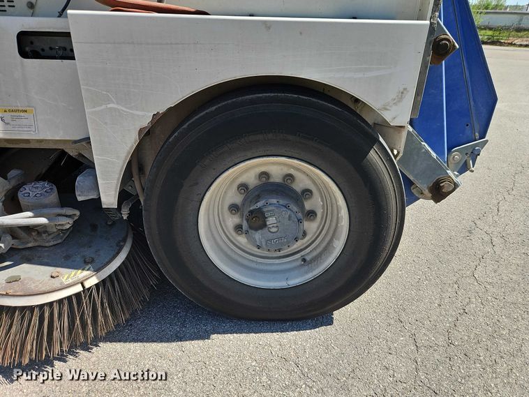 image for item FN5610 2006 Elgin Pelican street sweeper