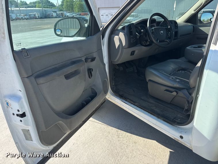 image for item GA9702 2013 Chevrolet Silverado 2500HD utility bed pickup truck