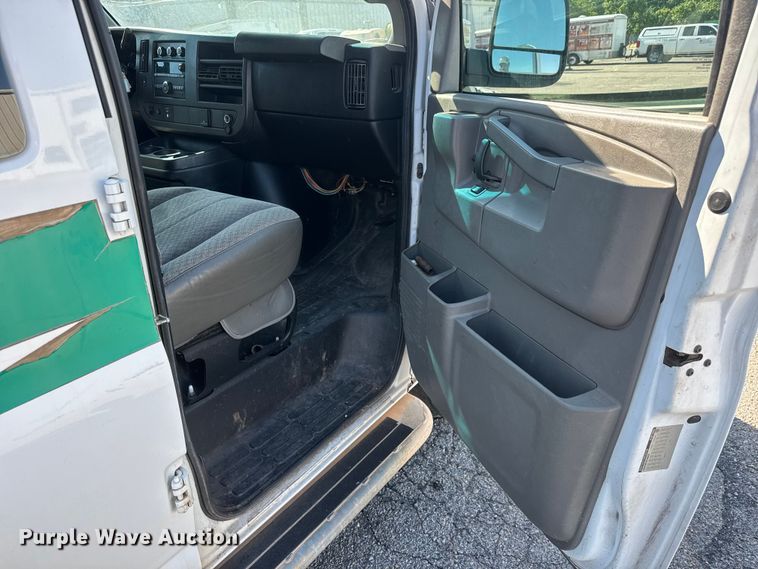 image for item GA9707 2017 GMC Savana 2500 delivery van