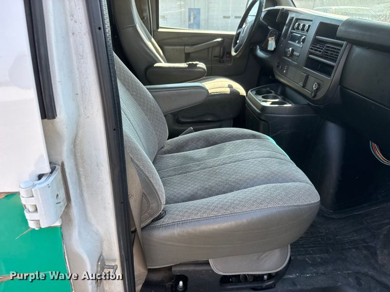 image for item GA9707 2017 GMC Savana 2500 delivery van