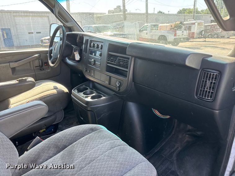 image for item GA9707 2017 GMC Savana 2500 delivery van