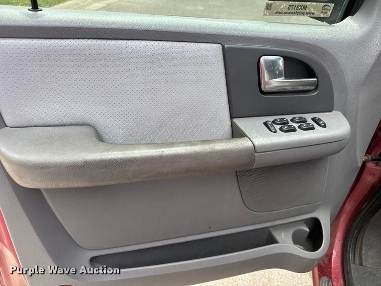 image for item MX9175 2004 Ford Expedition SUV