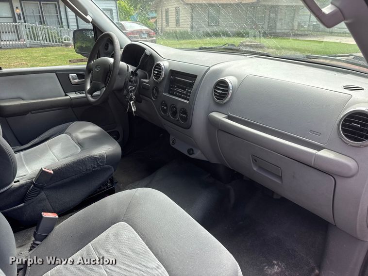 image for item MX9175 2004 Ford Expedition SUV
