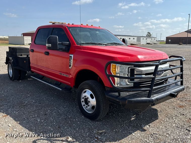image for item NK9132 2017 Ford F350 Super Duty Crew Cab flatbed pickup truck