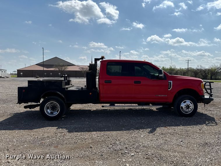 image for item NK9132 2017 Ford F350 Super Duty Crew Cab flatbed pickup truck