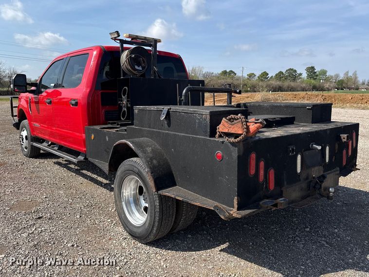 image for item NK9132 2017 Ford F350 Super Duty Crew Cab flatbed pickup truck
