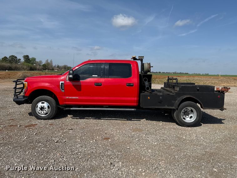 image for item NK9132 2017 Ford F350 Super Duty Crew Cab flatbed pickup truck