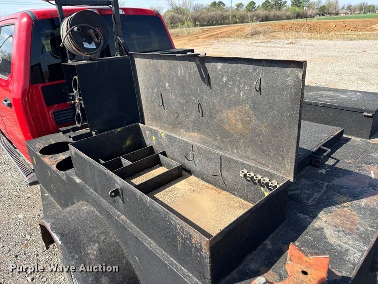 image for item NK9132 2017 Ford F350 Super Duty Crew Cab flatbed pickup truck