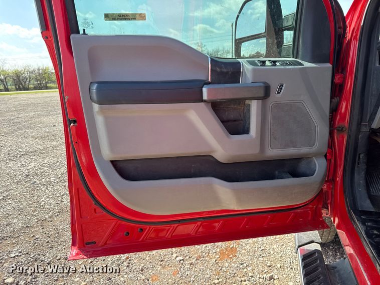 image for item NK9132 2017 Ford F350 Super Duty Crew Cab flatbed pickup truck