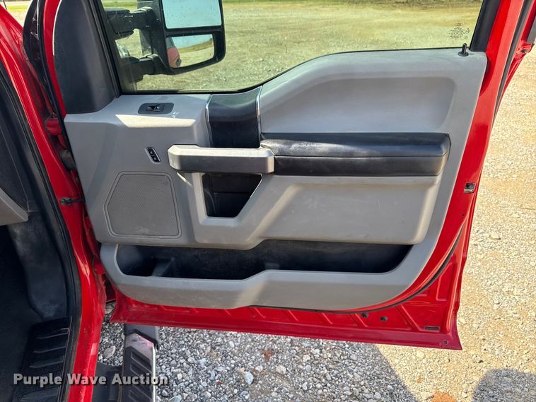 image for item NK9132 2017 Ford F350 Super Duty Crew Cab flatbed pickup truck